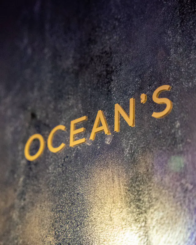 Letras doradas de OCEAN’S sobre un espejo