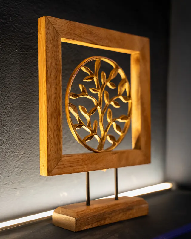 Árbol de la vida dorado y calado en un marco de madera